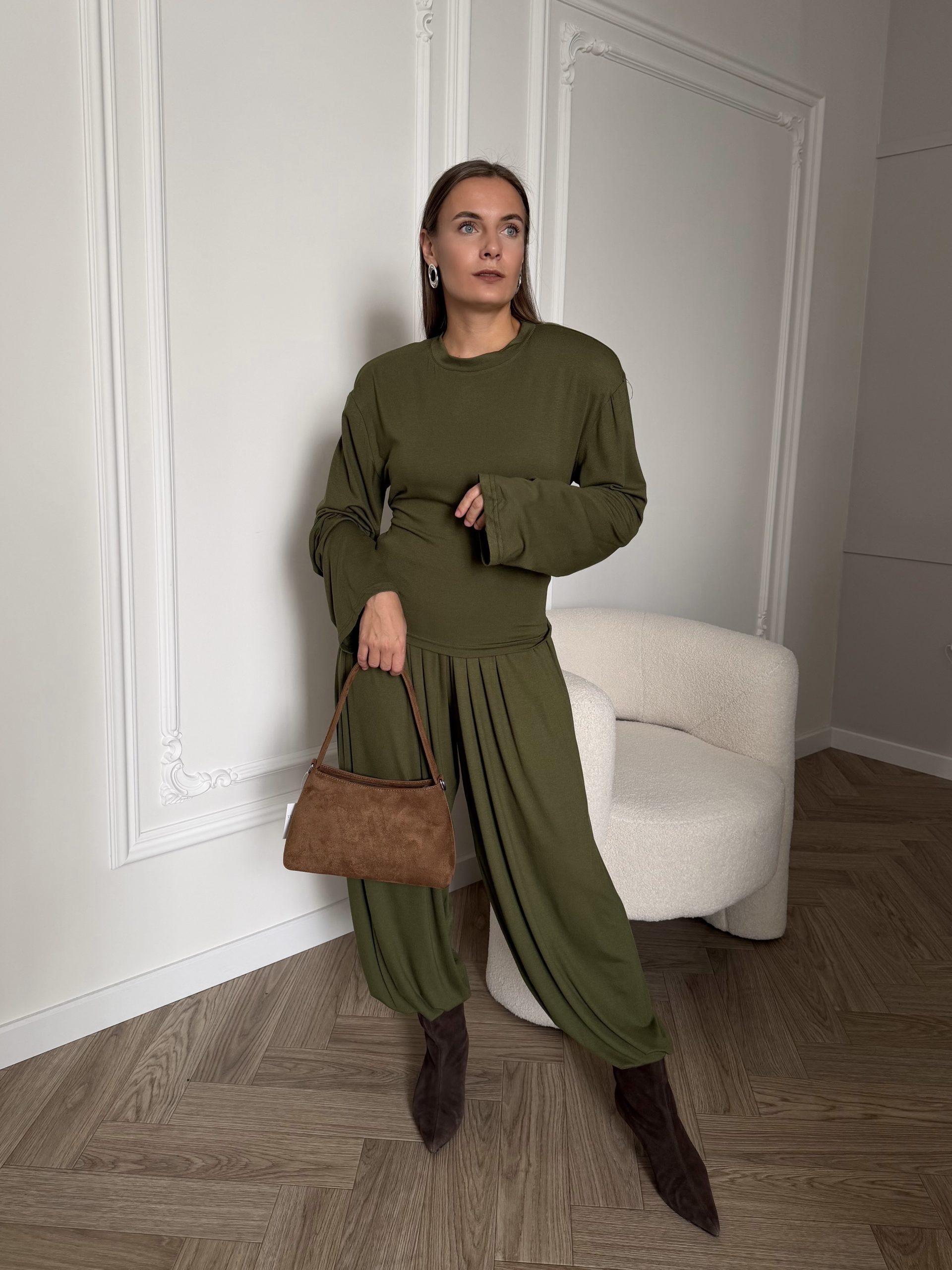 Костюм с объемными плечами