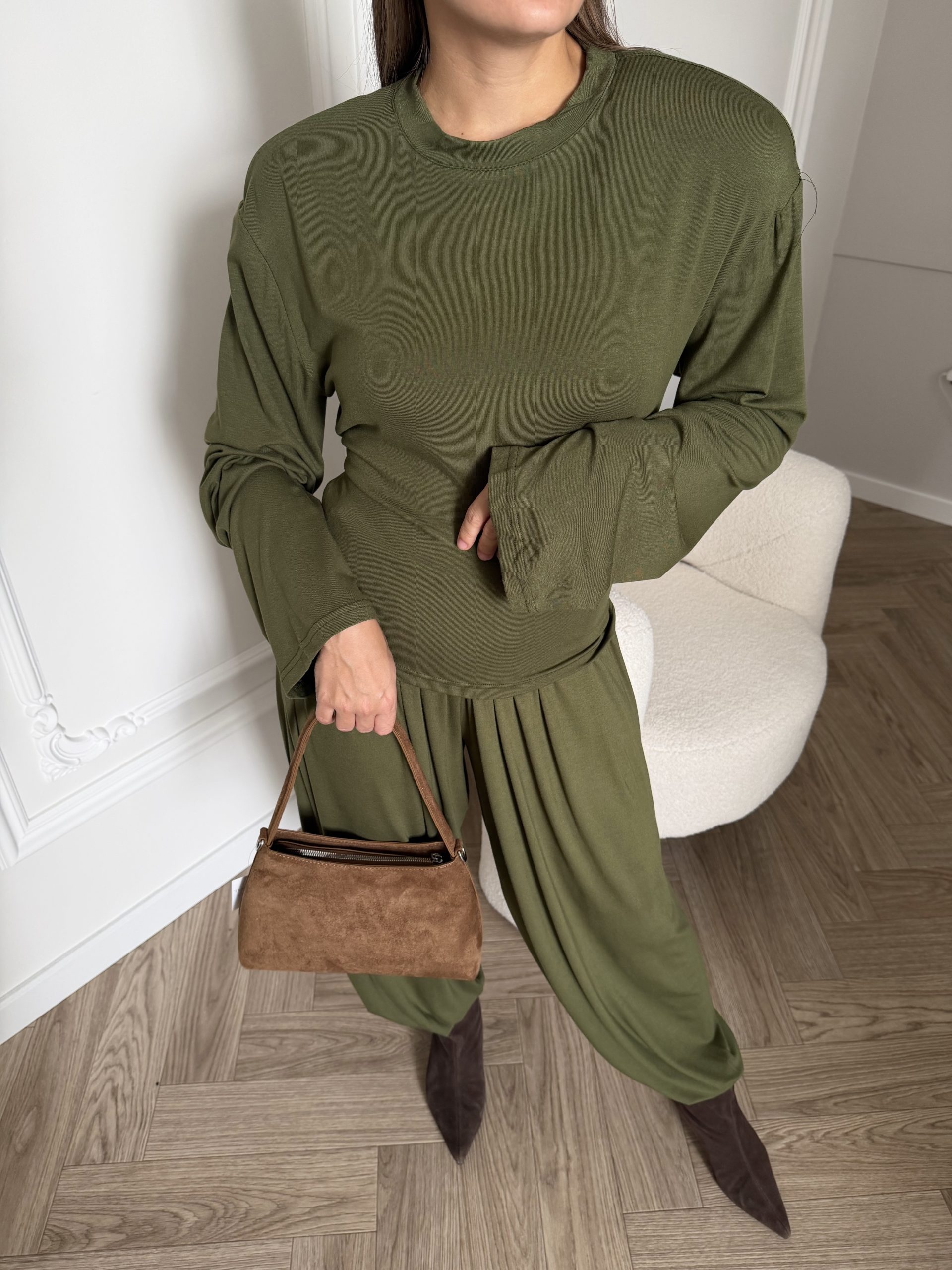 Костюм с объемными плечами