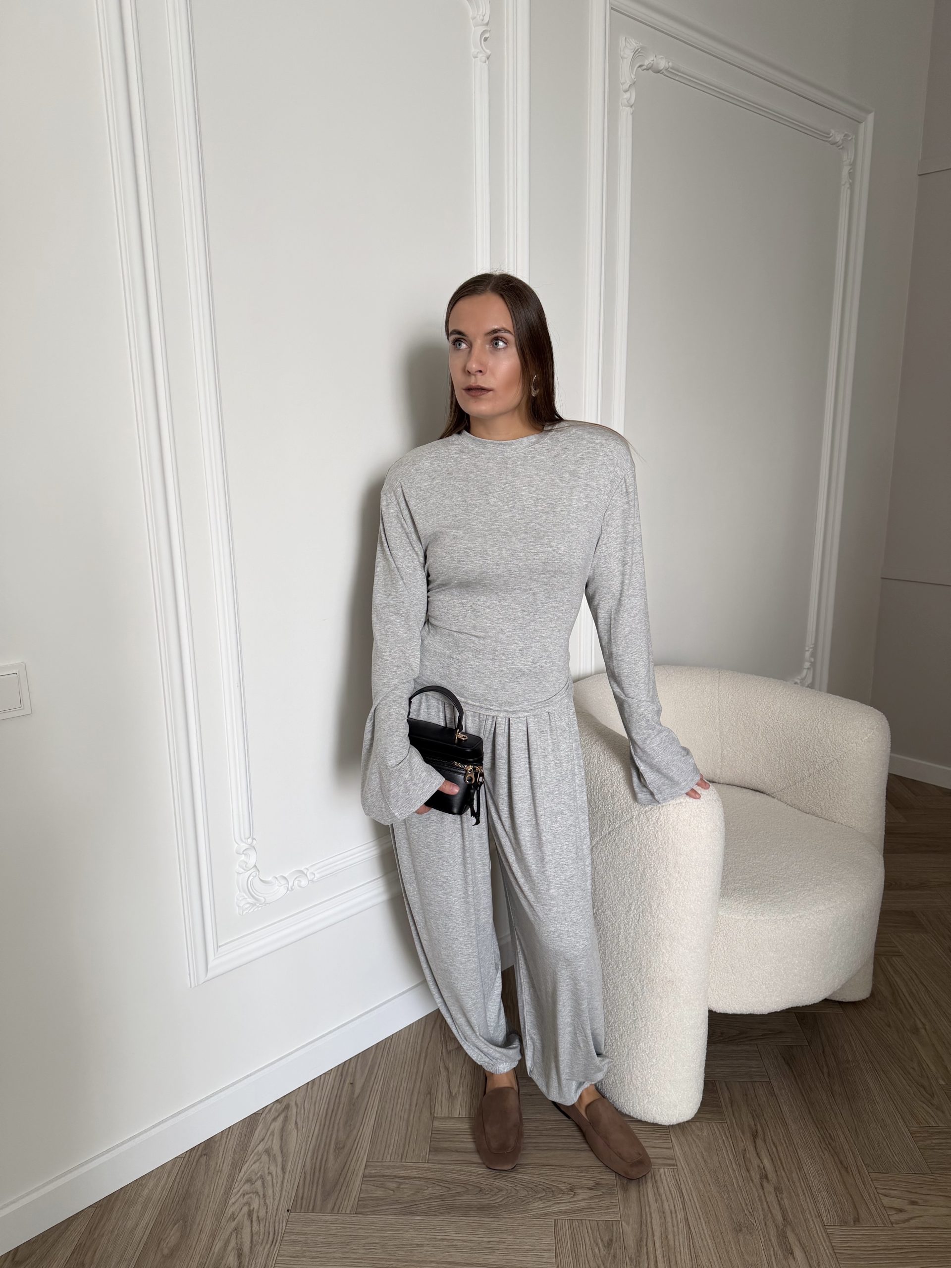 Костюм с объемными плечами