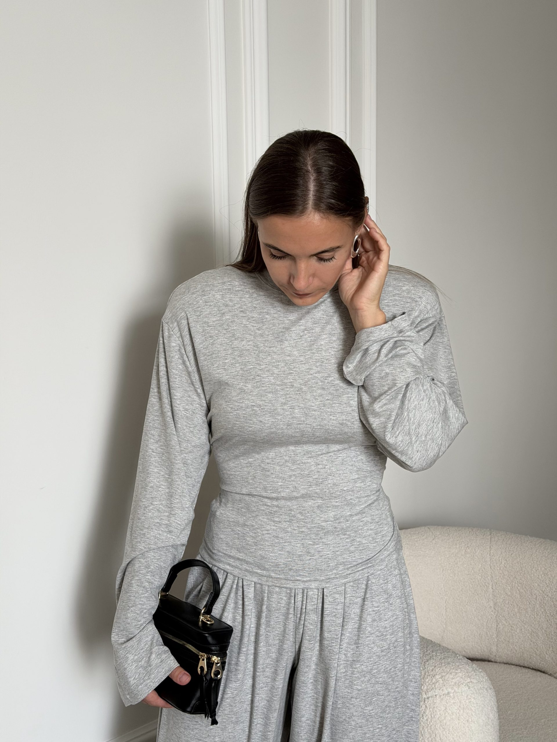 Костюм с объемными плечами