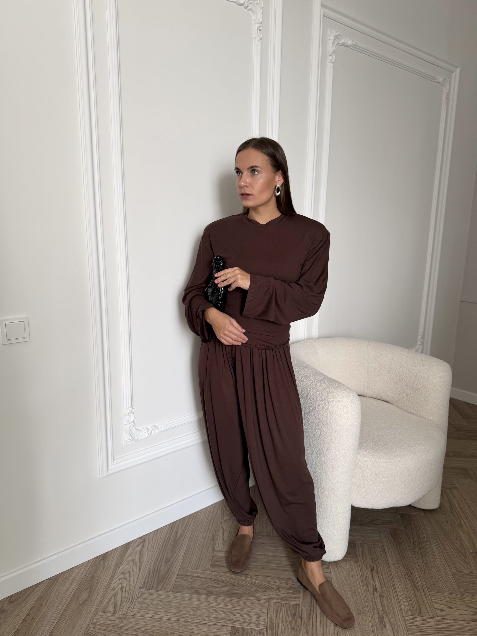 Костюм с объемными плечами