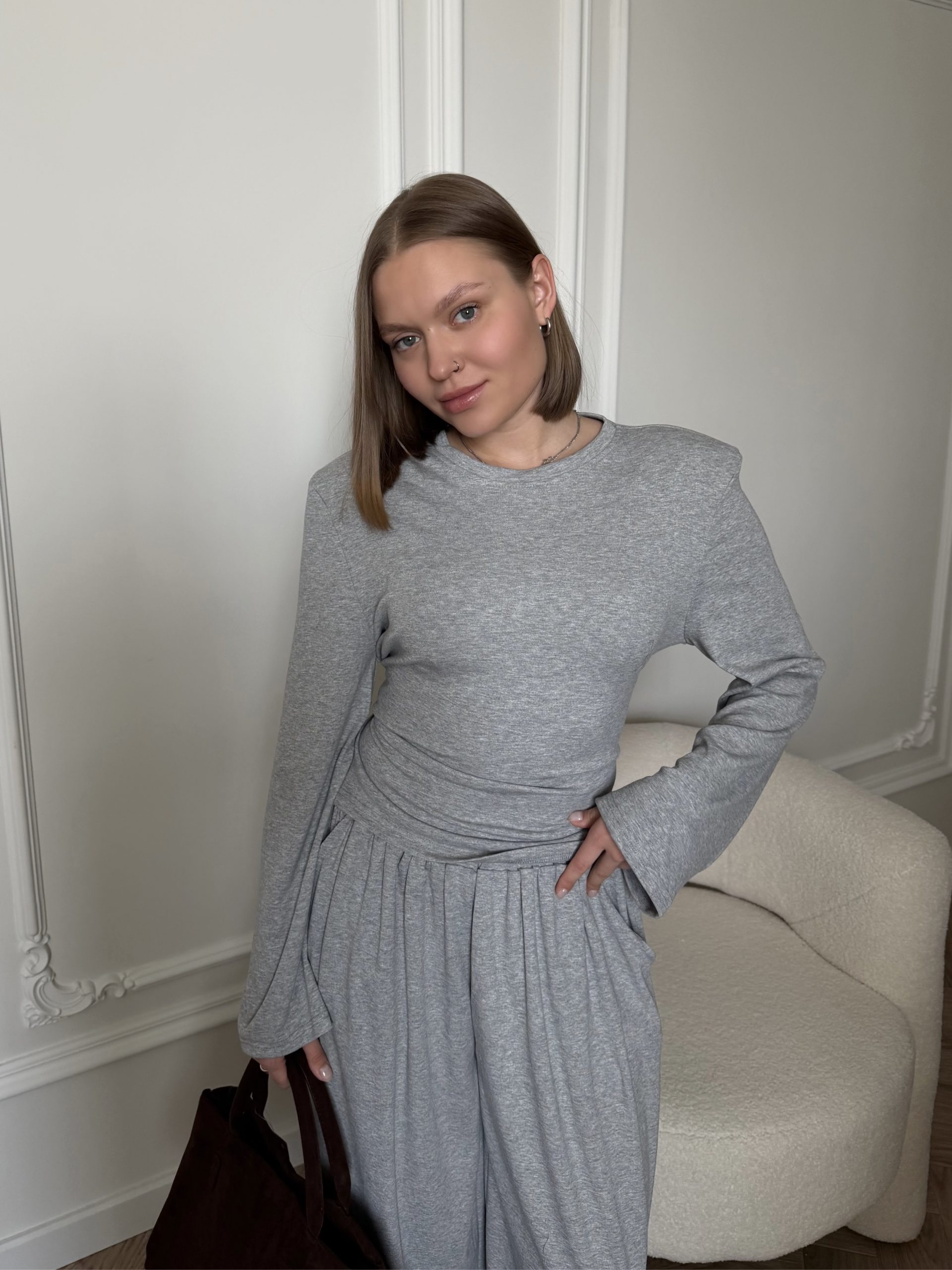 Костюм с объемными плечами