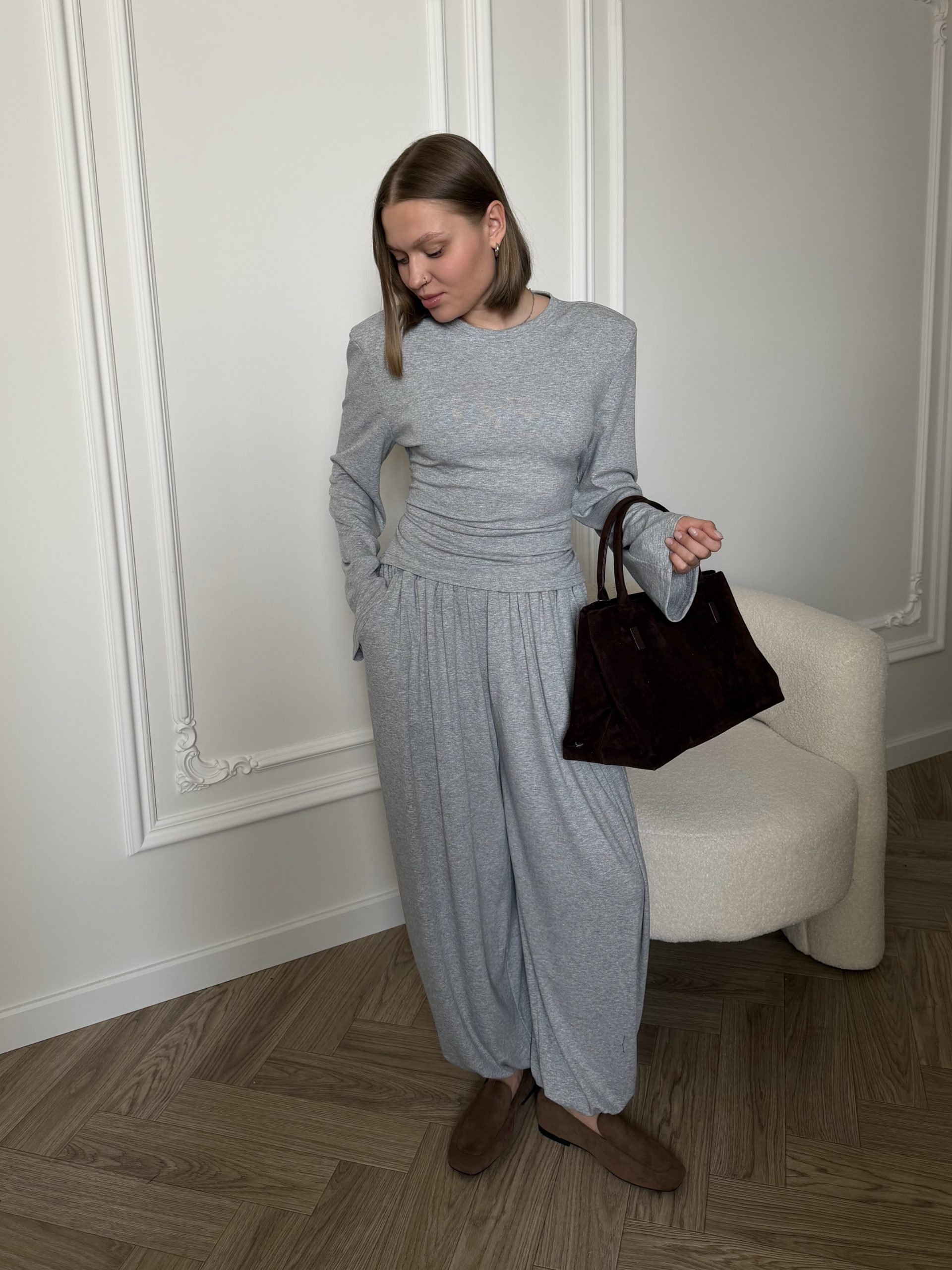 Костюм с объемными плечами