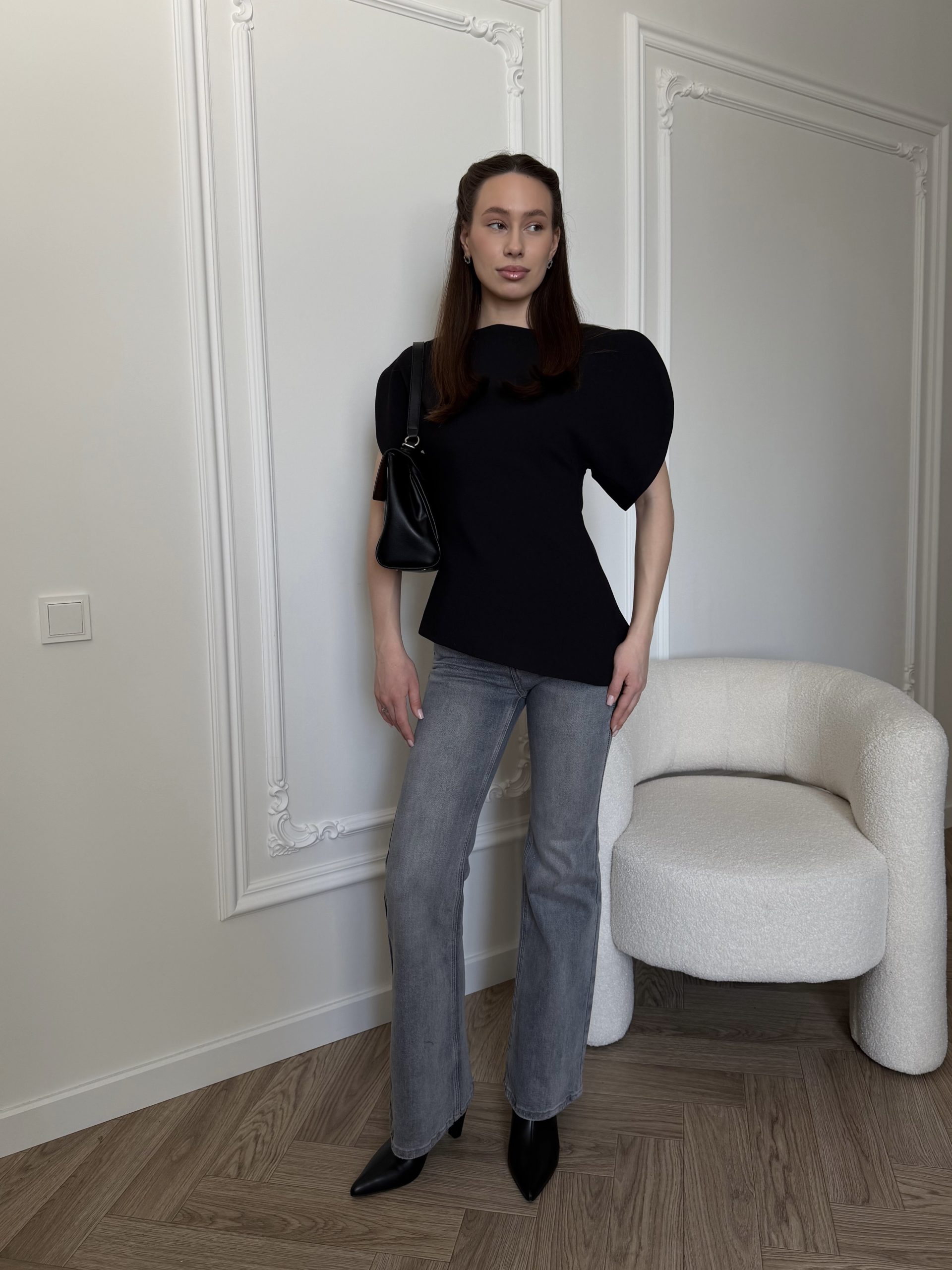 Топ с объемными плечами