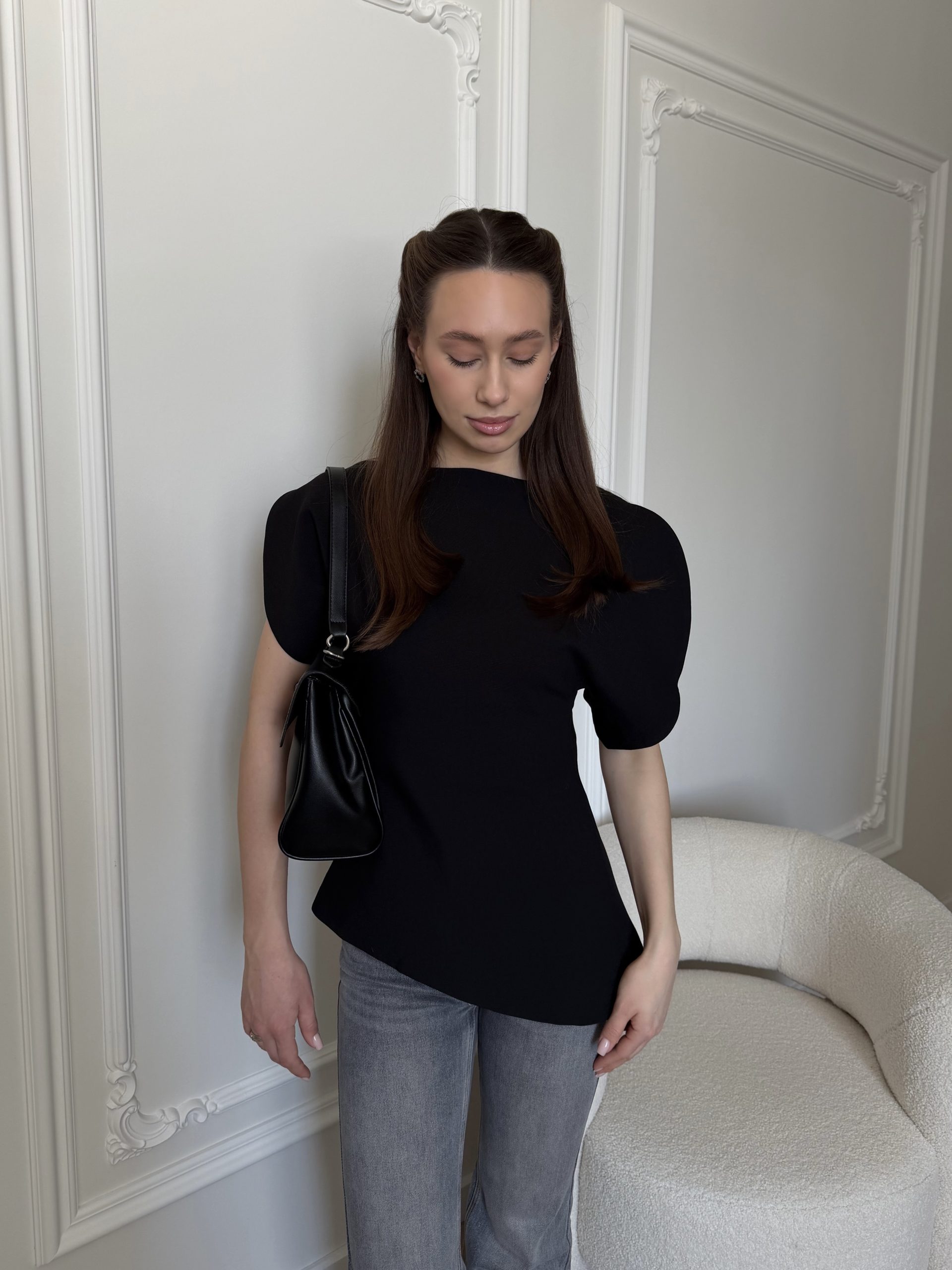 Топ с объемными плечами