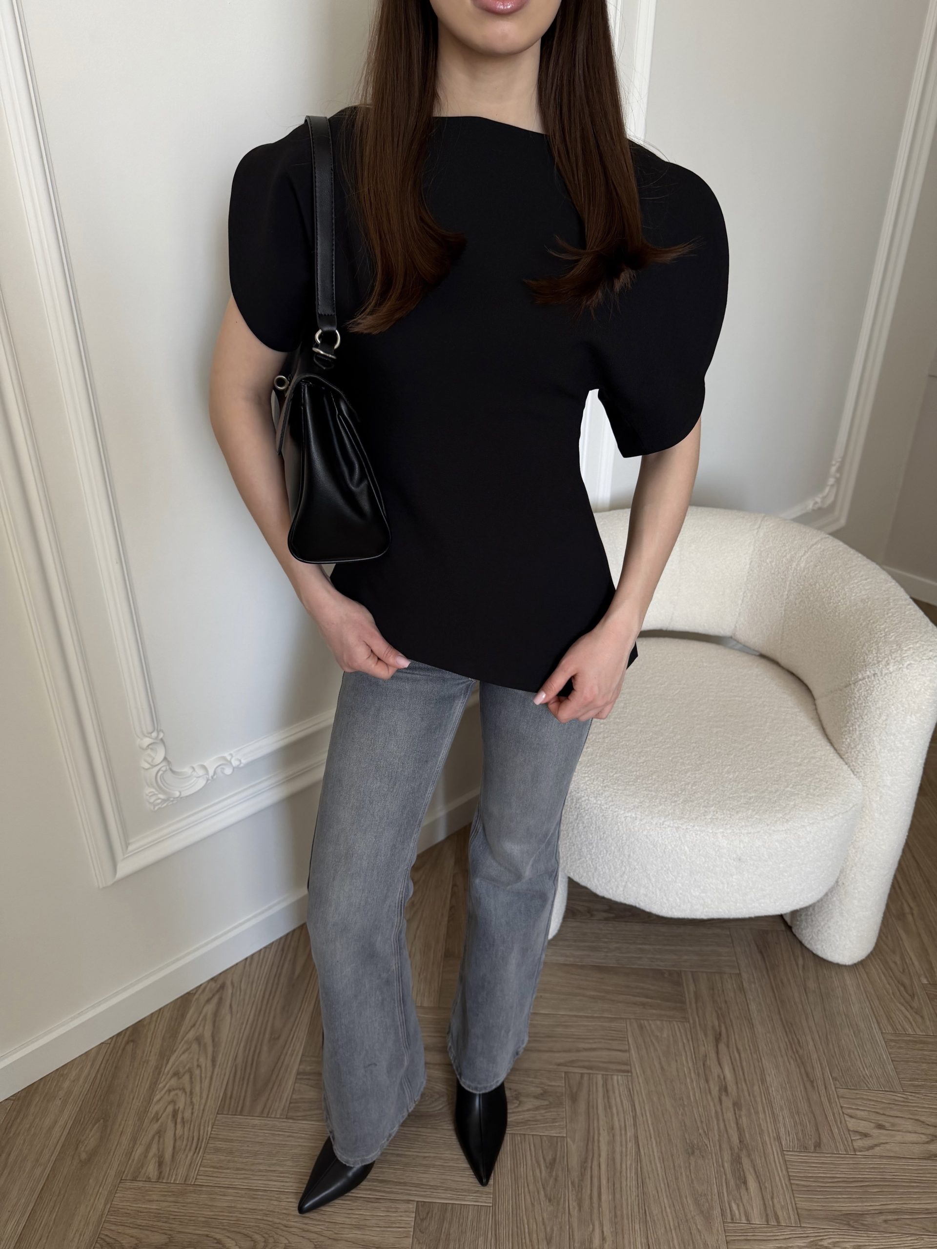 Топ с объемными плечами