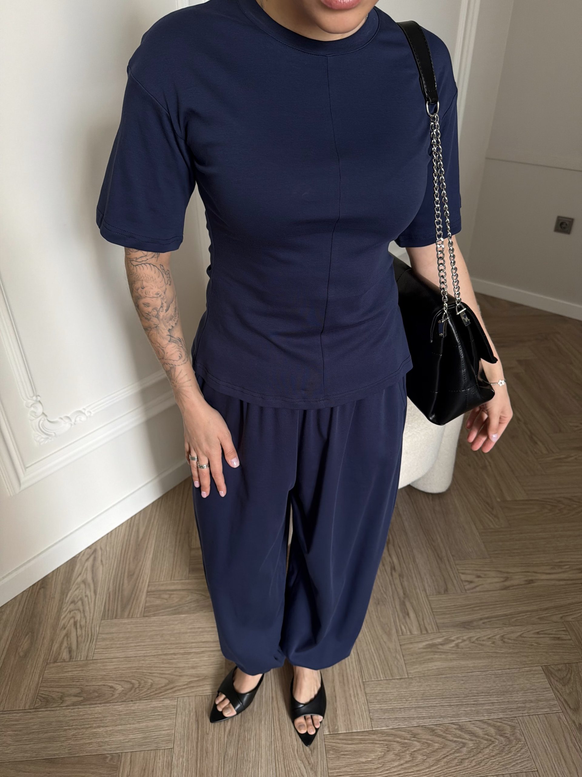 Костюм с приталенной кофтой и алладинами