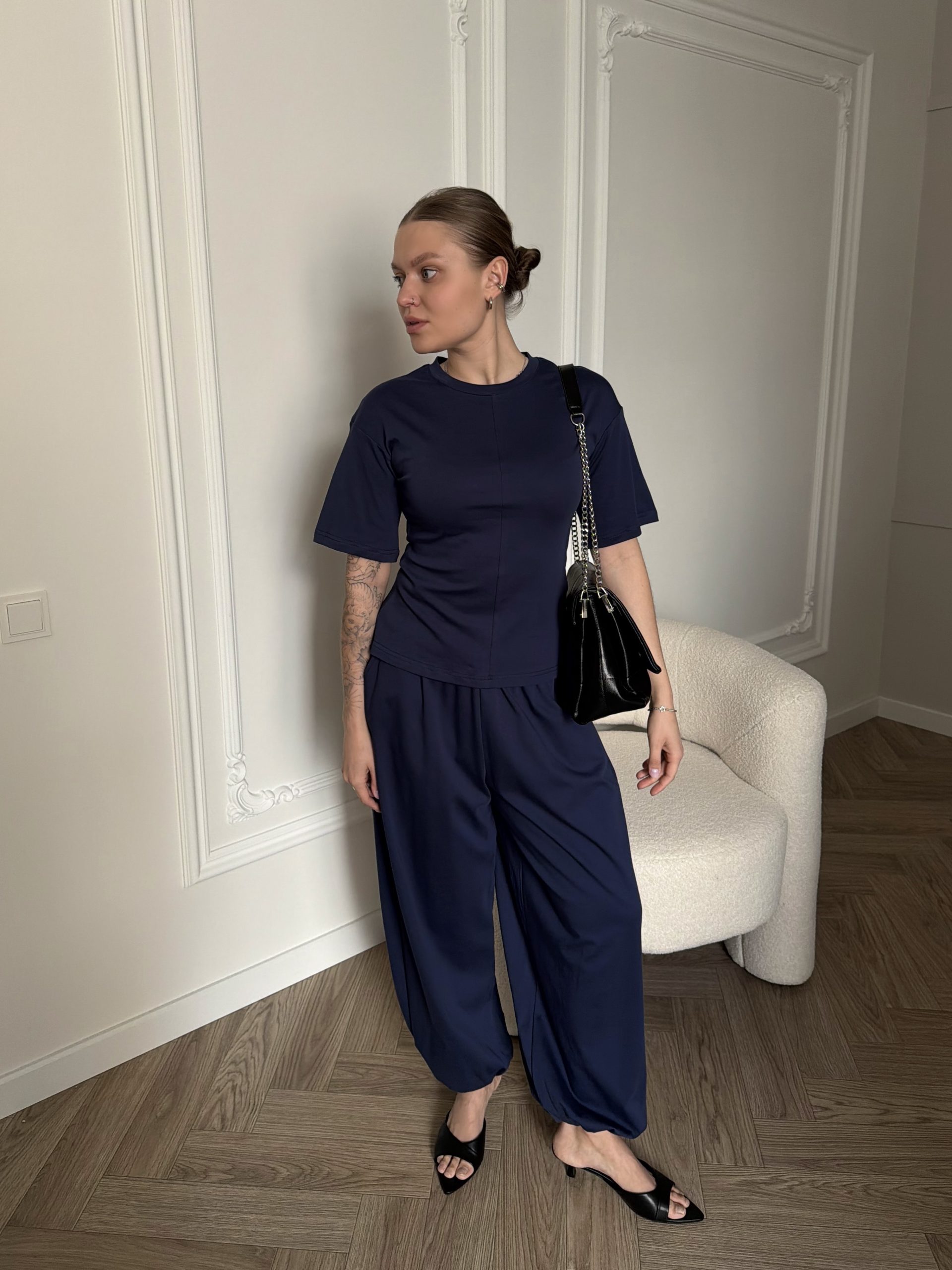 Костюм с приталенной кофтой и алладинами