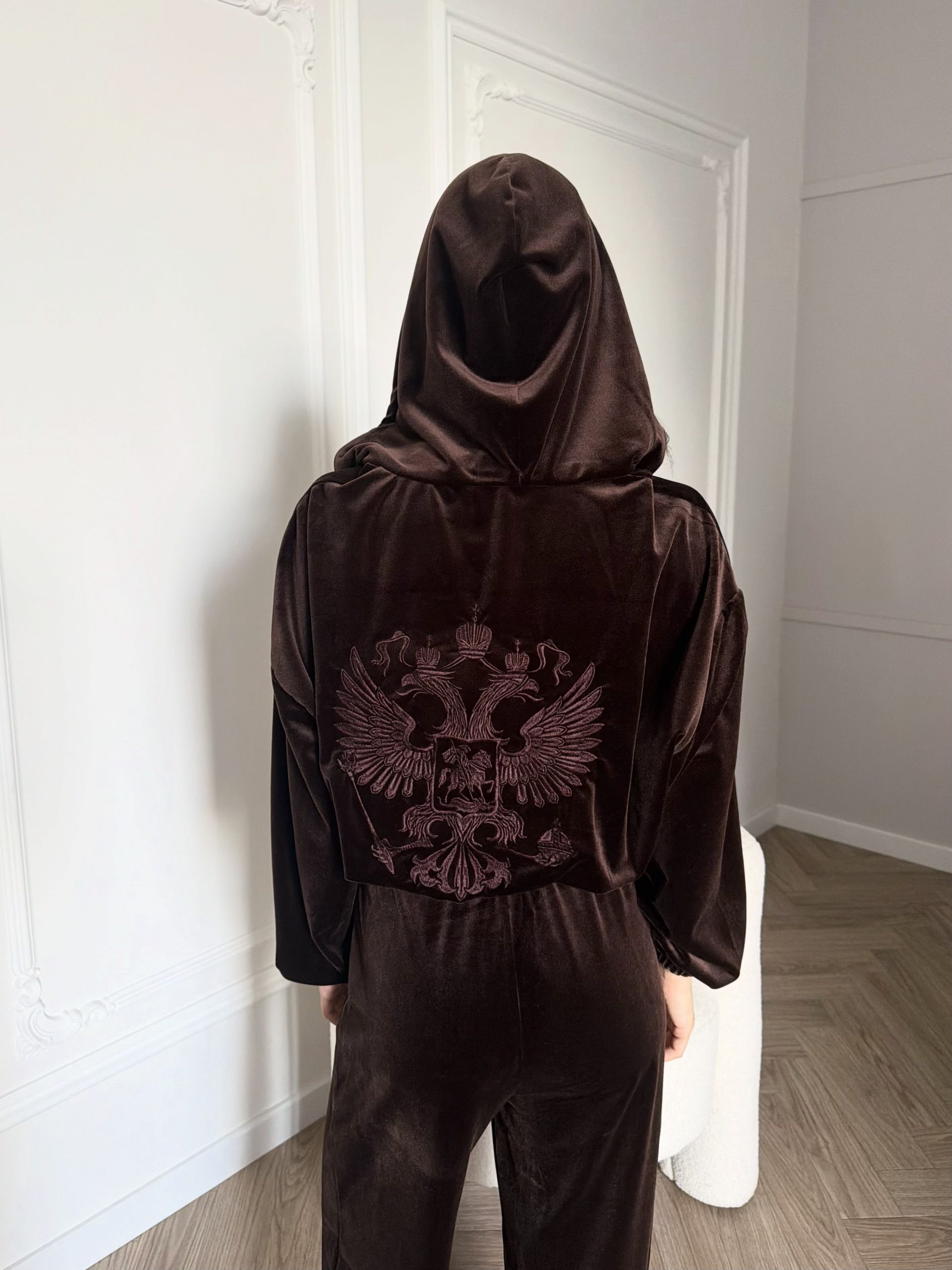 Костюм велюровый с гербом